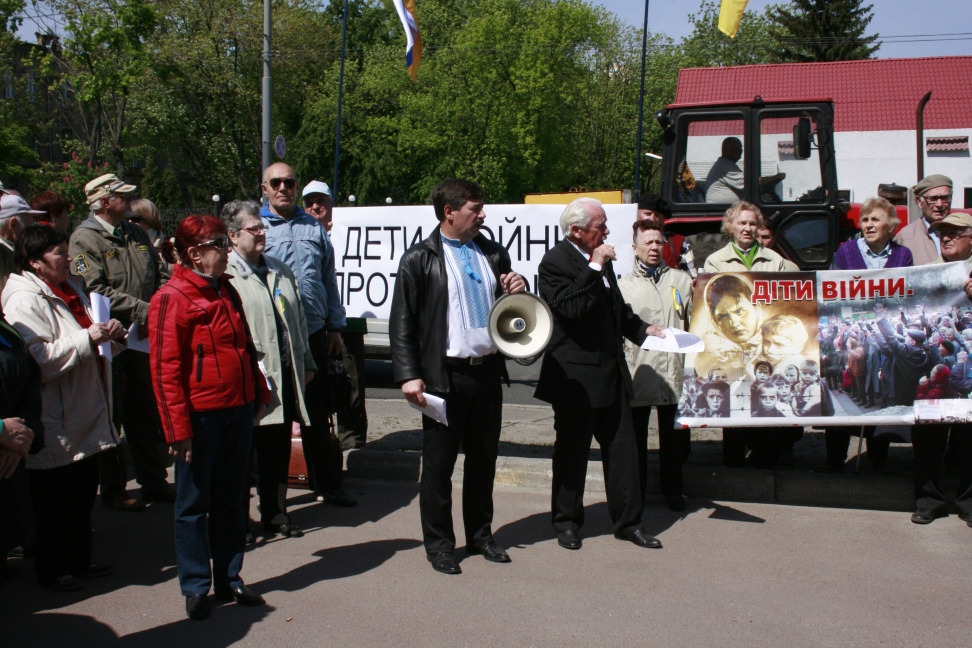 Діти війни - проти війни під посольством Російської Федерації.
